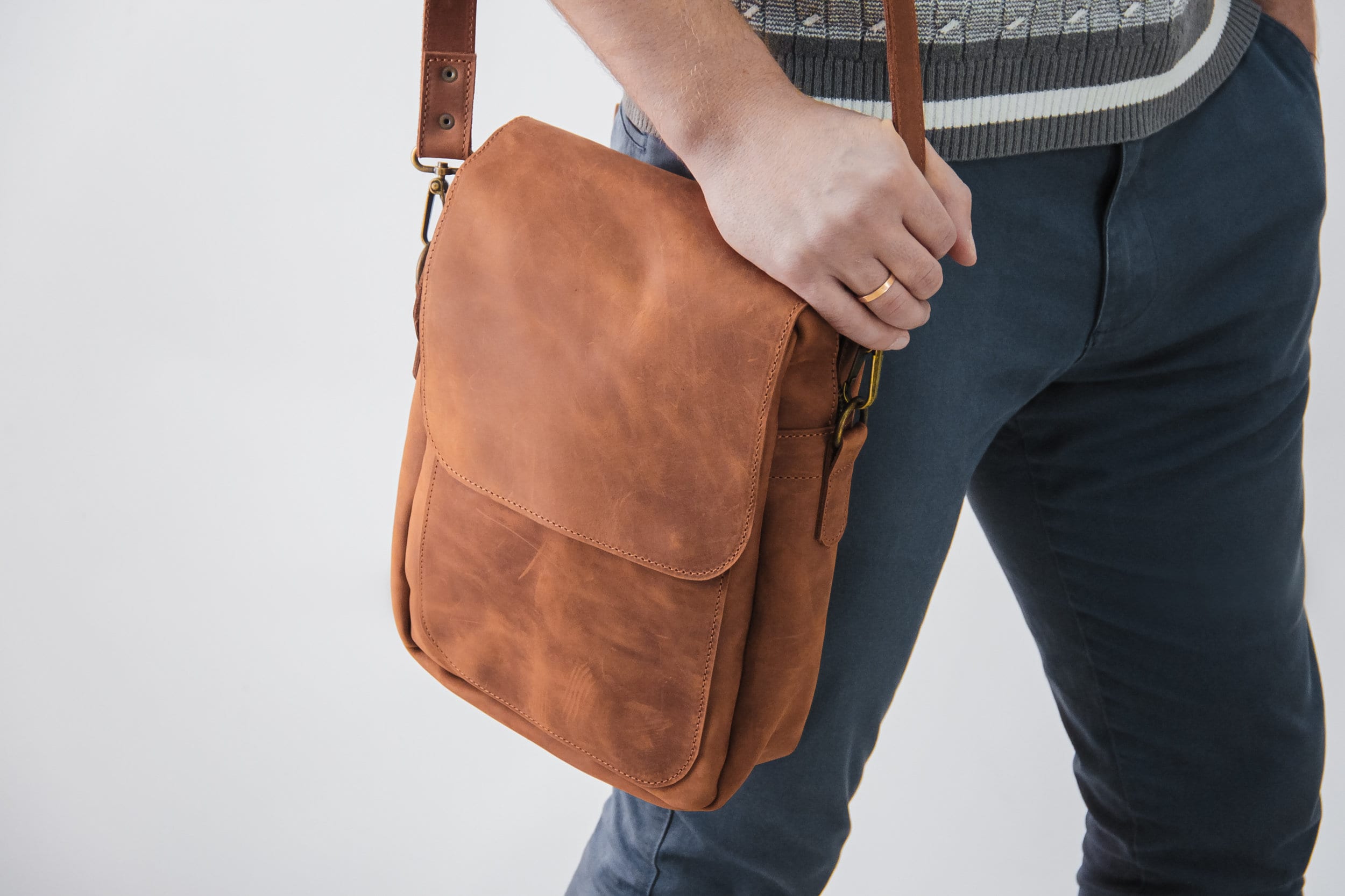 Flow.month Leather Shoulder Bag for Men Business Casual iPad