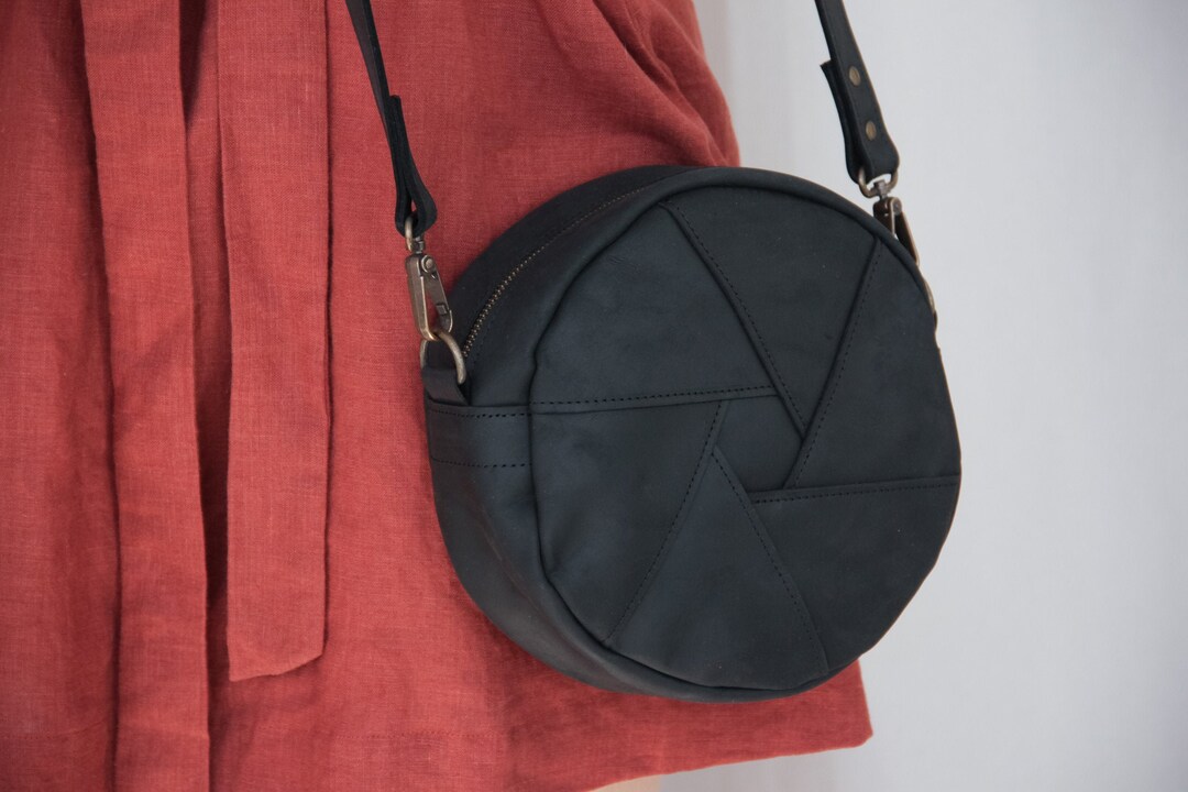 ショルダーバッグ・ポシェット IONSEOUL Circle Cross Shoulder Backpack Men Crossbody Bag Nylon Round Cylindrical Backpack Rucksack