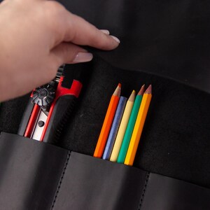 パーソナライズされたペンケース、革製ペンホルダー、革製ペンロール、ブラシロール、ペンオーガナイザーレザー、ペイントブラシケース、画家へのギフト 画像 4