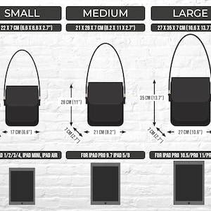 Puede incluir: Tres bolsos de bandolera de cuero negro con correas ajustables, que se muestran en tres tama&ntilde;os: peque&ntilde;o, mediano y grande. Los bolsos est&aacute;n etiquetados con sus dimensiones en pulgadas y cent&iacute;metros. Los bolsos est&aacute;n dise&ntilde;ados para adaptarse a diferentes modelos de iPad, con el tama&ntilde;o del bolso correspondiente al tama&ntilde;o del iPad.