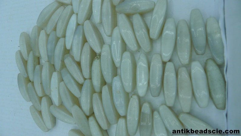 50 white agates 3.1 cm