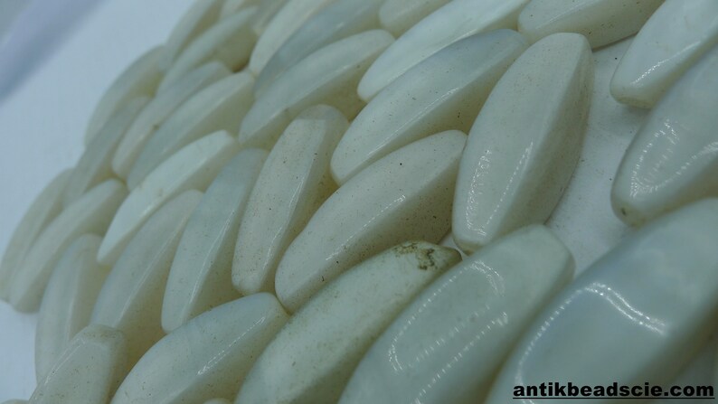 50 white agates 3.1 cm