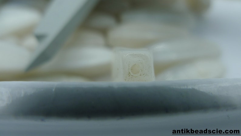 50 white agates 3.1 cm