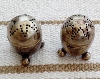 Vintage silver-plated egg-shaped pepper/salt set on 3 legs