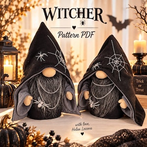 Puede incluir: Dos gnomos de peluche con capas negras con capucha y bordados de telarañas blancas. Cada gnomo tiene una nariz beige, una barba larga de color gris oscuro y un collar de cadena plateada con un dije de araña. El texto WITCHER Pattern PDF es visible.
