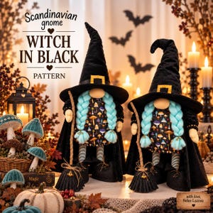 Pode incluir: Dois bonecos gnomos bruxos escandinavos com chapéus pretos pontiagudos com fivelas amarelas, capas pretas e vestidos com estampa colorida de cogumelos. Cada gnomo tem longas tranças azul-claras, pernas listradas e segura uma pequena vassoura.