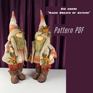 Könnte beinhalten: Zwei dekorative Zwergenfiguren mit langen, spitzen Hüten und zotteligen Bärten. Sie tragen karierte Hemden, braune Stiefel und Jacken mit Kunstfellbesatz. Der Text auf dem Bild lautet "BIG GNOME MAGIC BREATH OF AUTUMN" und "Pattern PDF".