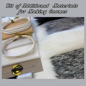 Könnte beinhalten: Ein Set zusätzlicher Materialien zur Herstellung von Zwergen. Das Bild zeigt weißen Kordel, weißen und beigen Filz sowie Kunstfell in Schwarz, Grau und Weiß. Eine Nadel und Faden sind ebenfalls enthalten. Der Text oben lautet "Kit of Additional Materials for Making Gnomes."