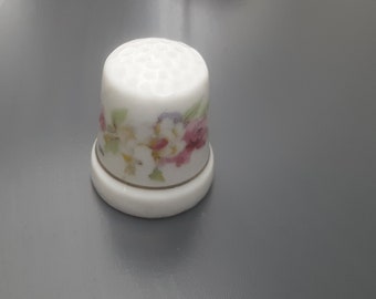 Collectible sewing dice representing flowers