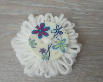 Fleurs en laine avec bouton customisation