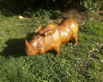 Rhinocéros sculpter a la main en bois magnifique  pièce de collection