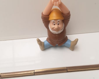 Collezione di giocattoli di figurine Disney Biancaneve nana allegra