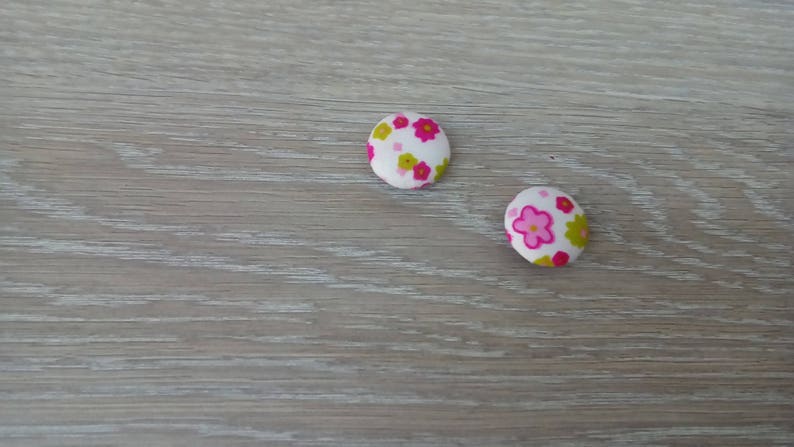 Lot de 2 boutons ronds recouverts de tissus fleur image 1