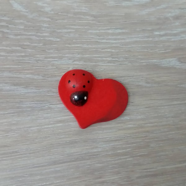 Embellissement coccinelle coeur en bois