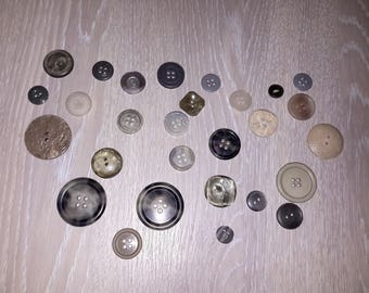 Lot n* 1 de 30 boutons vintage differents