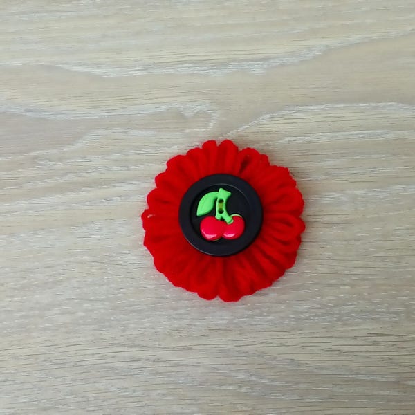 Fleurs customisation textile avec bouton cerise
