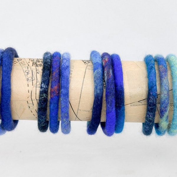 LOT de 3 bracelets bangles, couleurs froides assorties, cordons en laine feutrée- tons bleu