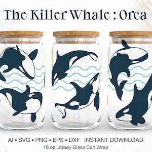 Puede incluir: Tres tarros de vidrio con tapas de madera, cada uno con un diseño de dos orcas blancas y negras nadando en olas azules. El texto "The Killer Whale: Orca" está en la parte superior de la imagen. El texto "AI SVG PNG EPS DXF INSTANT DOWNLOAD" y "16 oz Libbey Glass Can Wrap" está en la parte inferior de la imagen.