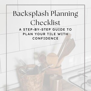 Könnte beinhalten: Ein Küchenbild mit einer Checkliste für die Planung von Rückwänden. Der Text lautet "Backsplash Planning Checklist" und "Eine Schritt-für-Schritt-Anleitung zur Planung Ihrer Fliesen mit Zuversicht." Küchenutensilien sind im Hintergrund.
