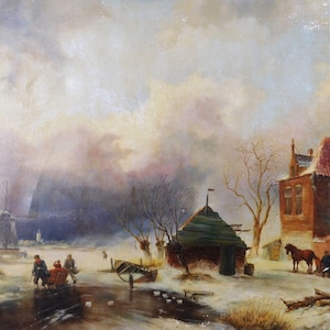 Puede incluir: Una pintura que representa una escena de invierno con un molino de viento, una casa y figuras patinando sobre un lago helado. El cielo está nublado y el suelo está cubierto de nieve.