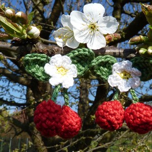 une paire de cerises rouges en 3D au crochet image 7