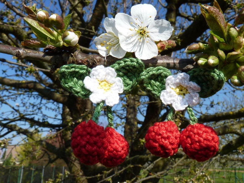 une paire de cerises rouges en 3D au crochet image 7