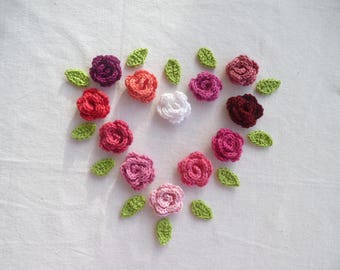 Une rose avec deux feuilles au crochet en coton