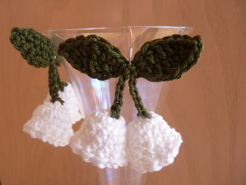 2 small 3D lily of the valley bells with cotton crochet image 3