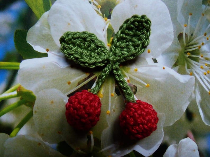 une paire de cerises rouges en 3D au crochet image 1