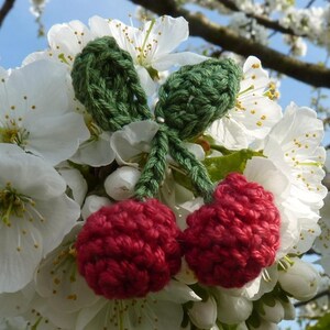 une paire de cerises rouges en 3D au crochet image 2