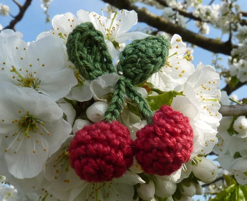 une paire de cerises rouges en 3D au crochet image 2