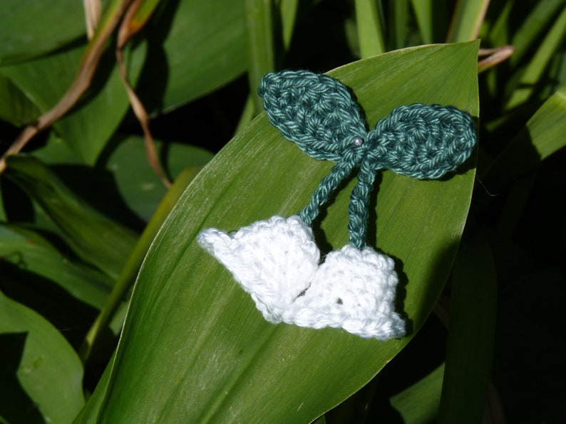 2 small 3D lily of the valley bells with cotton crochet image 5