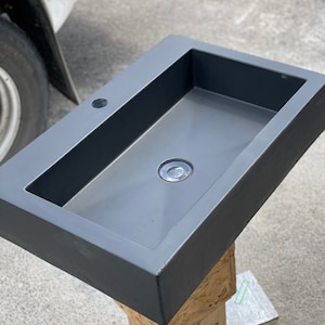 Gran lavabo de hormigón para baño
