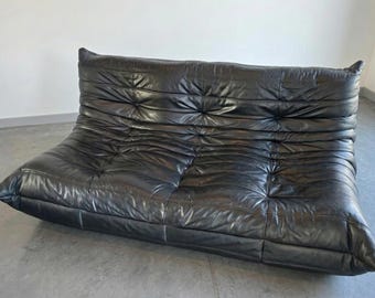 Sofá Togo de 3 plazas de Ligne Roset, estilo vintage, en piel negra, diseño francés icónico.