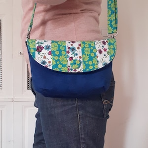 Petit sac bandoulière femme, sac ceinture, sac banane,sac porté épaule, sac en daim bleu, sac patchwork de tissus floral, FAIT MAIN
