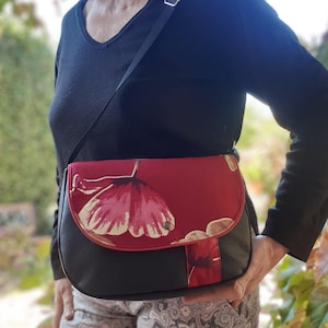 Sac bandoulière femme en simili cuir noir, sac besace rabat tissu floral, sac à main et pochette assortie, sac fait main style bohème