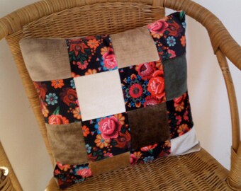 Coussin patchwork bohème, housse de coussin tissu velours uni et motif fleurs, housse de coussin multicolore  pour intérieur
