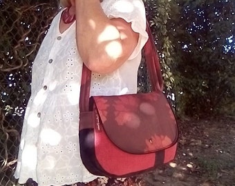 Sac besace femme en toile rouge et suėdine noire, sac à rabat tissu fleuri, sac bandoulière et sa pochette assortie