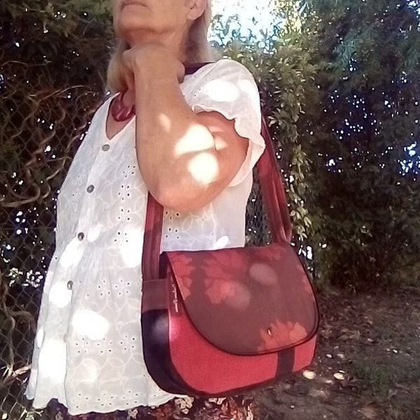 Sac besace femme en toile rouge et suėdine noire, sac à rabat tissu fleuri, sac bandoulière et sa pochette assortie