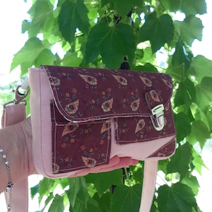 Sac bandoulière femme en daim rose, sac sacoche femme liège motif floral  bordeaux, sac trotteur femme original, sac de taille bohème