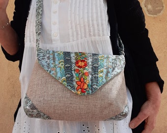 Sac bandoulière femme en toile beige et rabat de patchwork  bleu, sac à main style bohème, sac brodé fleurs, FAIT MAIN