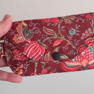 Porte monnaie femme avec dragonne, portefeuille, porte monnaie rabat, tissu coton fleuri rouge, tissu à pois rouge, fait main original