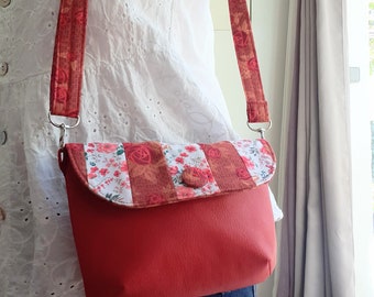 Petit sac bandoulière,sac ceinture,sac banane, sac porté épaule, simili cuir rouge, rabat de sac patchwork de tissu floral, FAIT MAIN