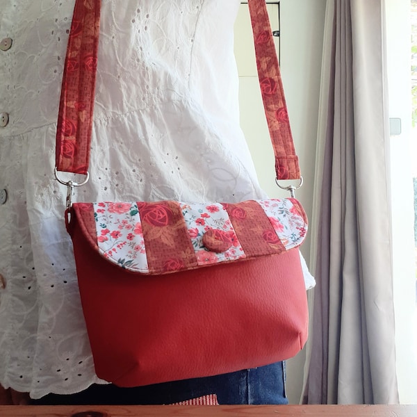 Kleine Umhängetasche, Gürteltasche, Gürteltasche, Umhängetasche, rotes Kunstleder, Patchwork-Taschenklappe aus floralem Stoff, HANDGEFERTIGT