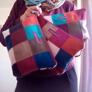 Puede incluir: Dos bolsas de tela de patchwork coloridas con cierres de cremallera. Las bolsas están hechas de cuadrados de tela de diferentes colores, incluyendo rojo, rosa, azul, verde, marrón y blanco. Las bolsas tienen el texto "Catherine Bonne" impreso.
