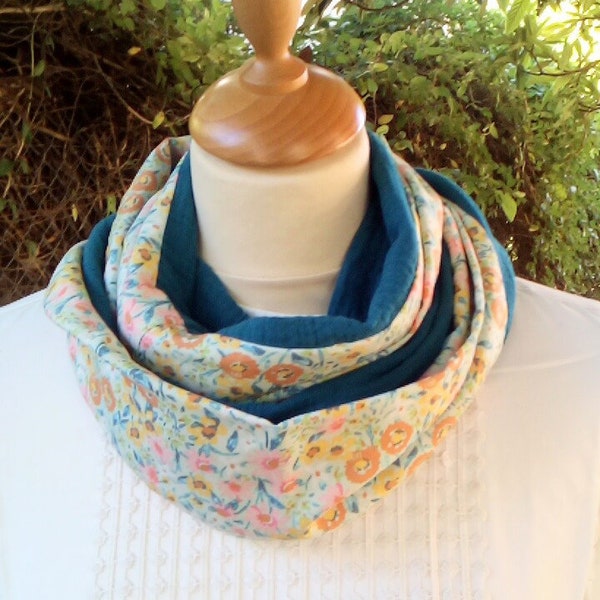 Foulard femme double tour, snood en tissu fleuri et double gaze bleu paon, tour de cou double vert tendre