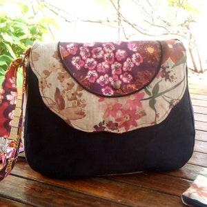 Sac bandoulière femme en suėdine noire, sac rabat en tissu fleuri, sac à main et pochette assortie, sac style bohème fait main