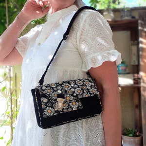 Sac bandoulière femme en daim noir et tissu marguerites, sac sacoche pour femme à bandoulière, sac trotteur femme, sac de taille original