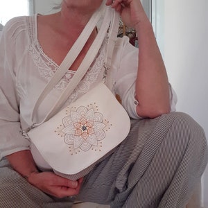 Sac bandoulière en velours côtelé brodé mandala, sac bohème beige et ivoire, sac 2 en 1 bandoulière ou sac de taille , cadeau pour elle