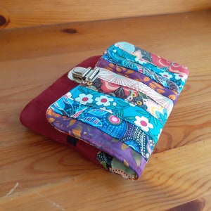 Peut inclure: Un ensemble de trois tasses en céramique avec une finition mate et mouchetée. Les tasses sont dans des tons crème, gris clair et gris foncé. Chaque tasse a un design simple et minimaliste, parfait pour le café ou le thé.